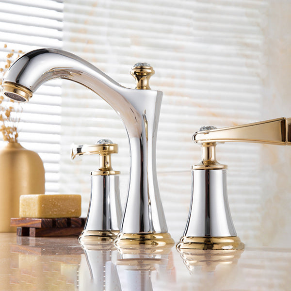 Grifo de lavabo plateado de doble manija, caño bajo, ideal para baños modernos.