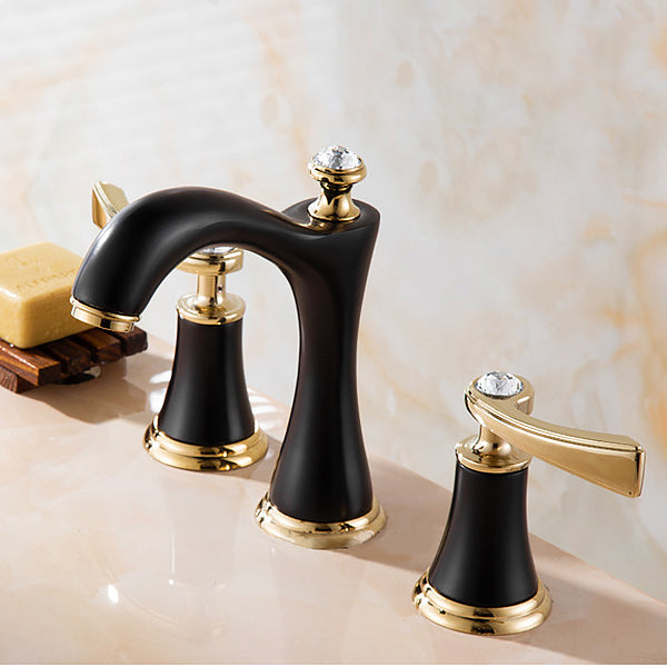 Grifo de baño plateado resistente, con manijas dobles y caño bajo para lavamanos.
