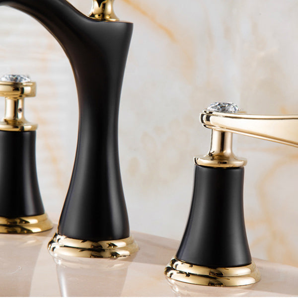 Grifo de lavabo dorado, diseño moderno, doble manija para control preciso del agua.