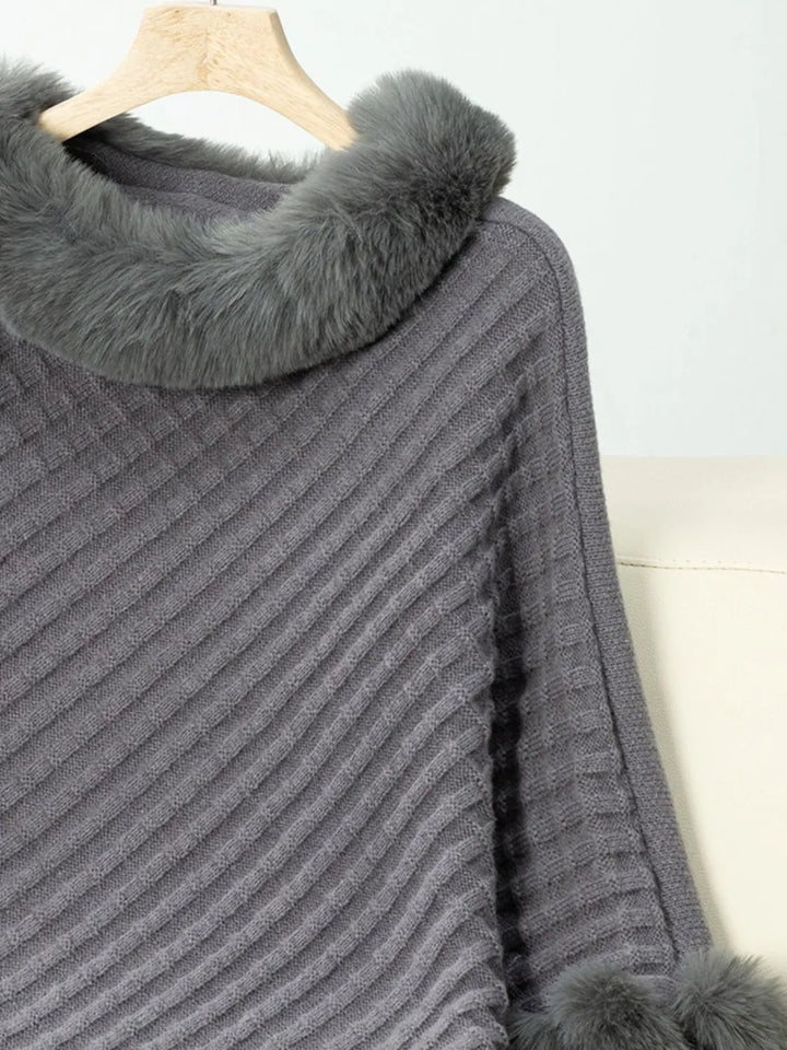Elegante poncho de mujer con pelo sintético en cuello. Moda versátil para clima frío, abrigo casual.