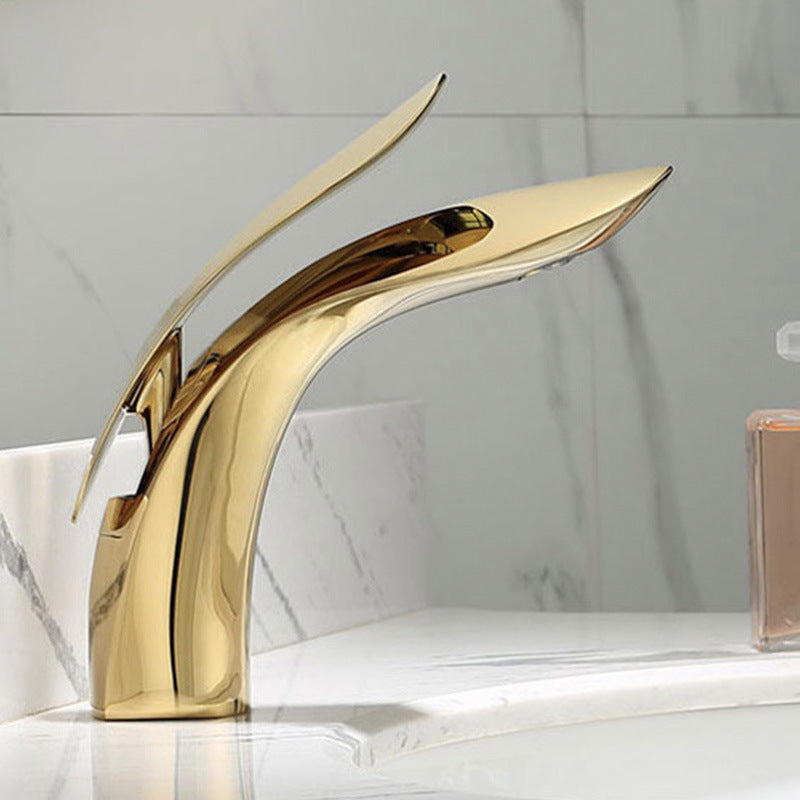 Grifo moderno de lavabo con manija de palanca, ideal para baños contemporáneos.