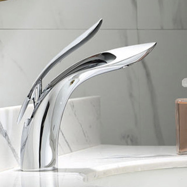 Grifo de lavabo de diseño glamour en acabado dorado, con manija de palanca suave.