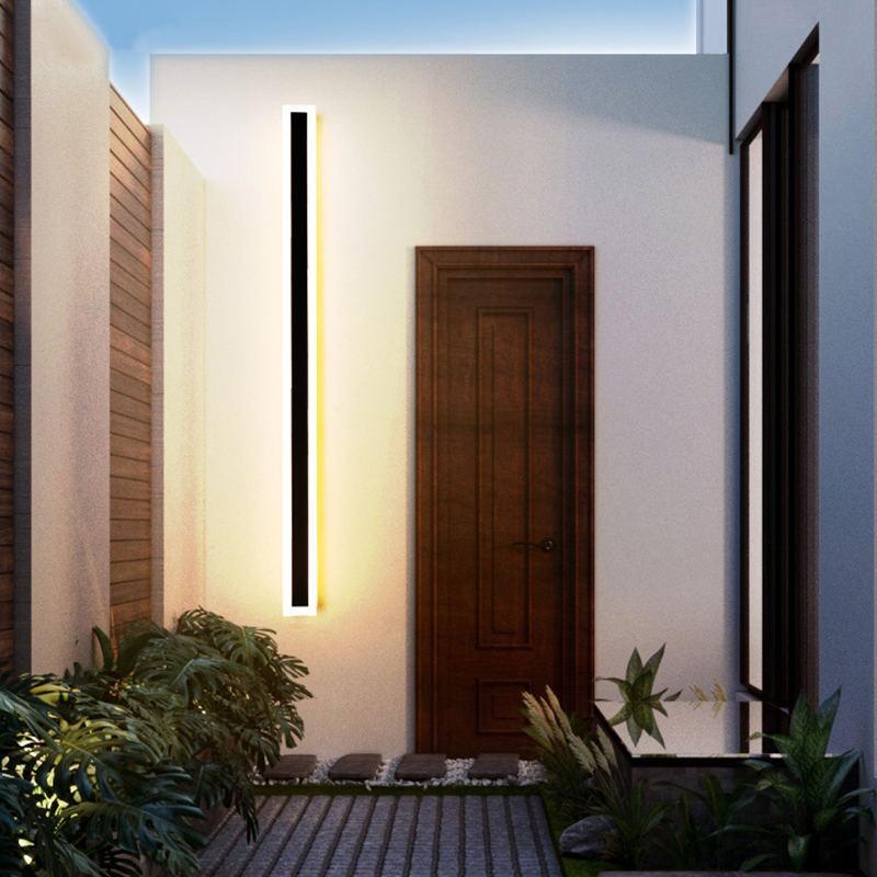 Lámpara LED lineal de pared exterior con diseño elegante y delgado, ideal para iluminación contemporánea.