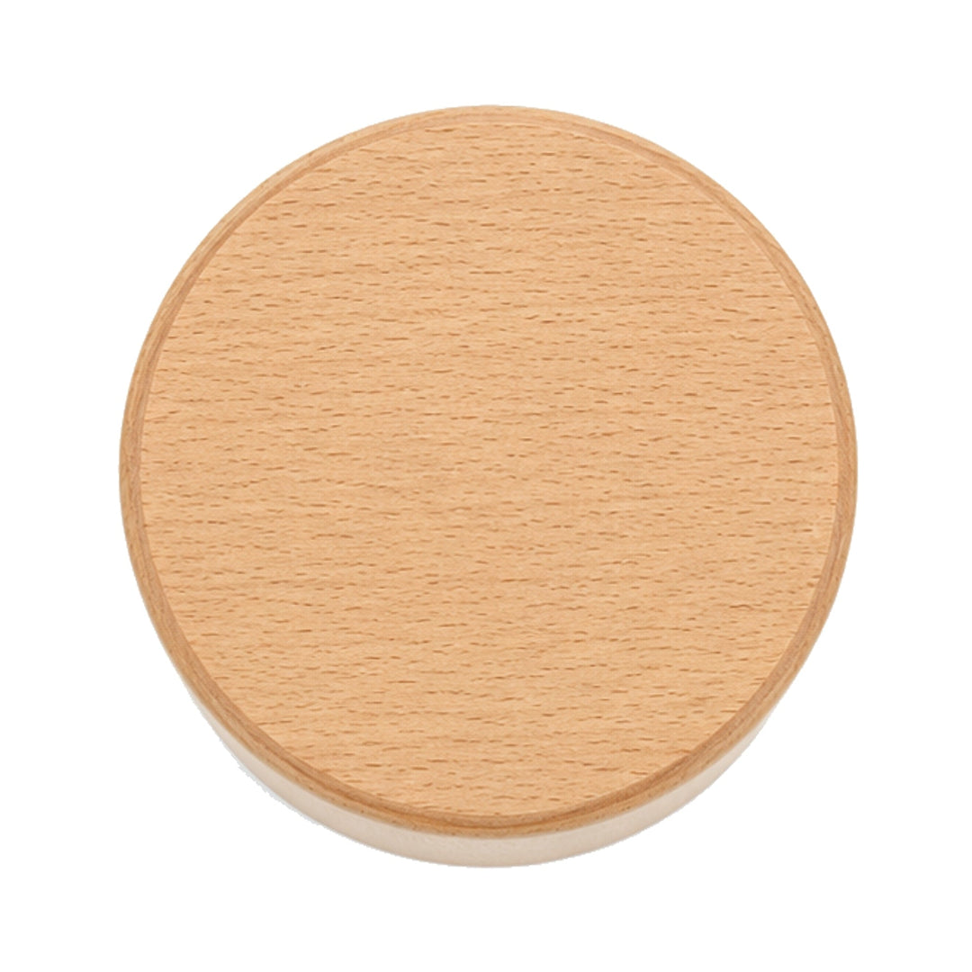 Primer plano: portalápices de haya con veteado natural, diseño minimalista para escritorio, accesorio de oficina de madera.
