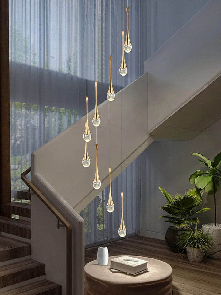 Lámpara colgante dorada contemporánea con forma de lágrima para salón moderno.