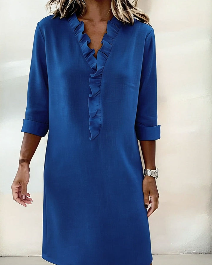 Vestido de mujer con escote V, volantes decorativos. Estilo casual elegante para primavera-verano.