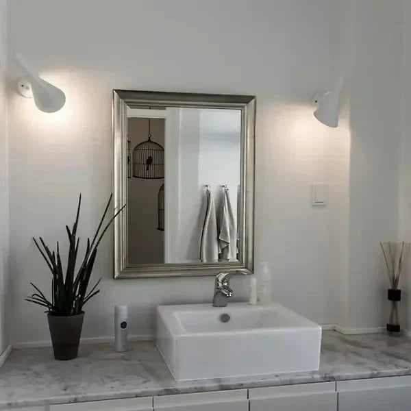Lámpara LED de estudio, ofrece luz moderna y eficiente para tus tareas diarias y decoración del hogar.