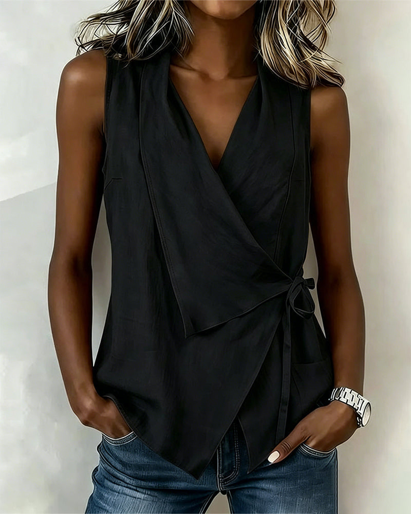 Top sin mangas elegante de mujer con escote V y lazo lateral. Prenda fluida para un estilo diario.