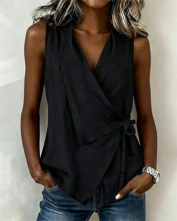 Top sin mangas elegante de mujer con escote V y lazo lateral. Prenda fluida para un estilo diario.