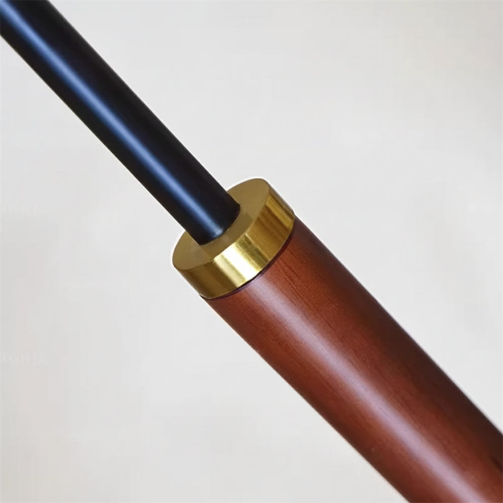 Contraste de madera y metal en esta lámpara de pie con brazo oscilante para salón moderno.