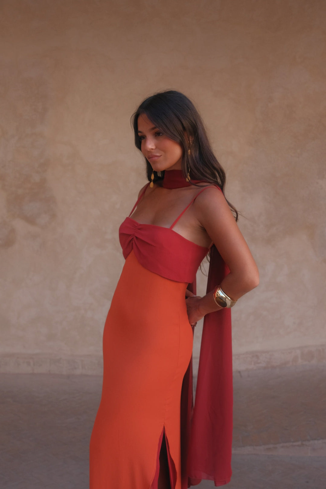 Moda de verano: vestido largo bicolor para mujer, un diseño elegante y festivo con mucho glamour.