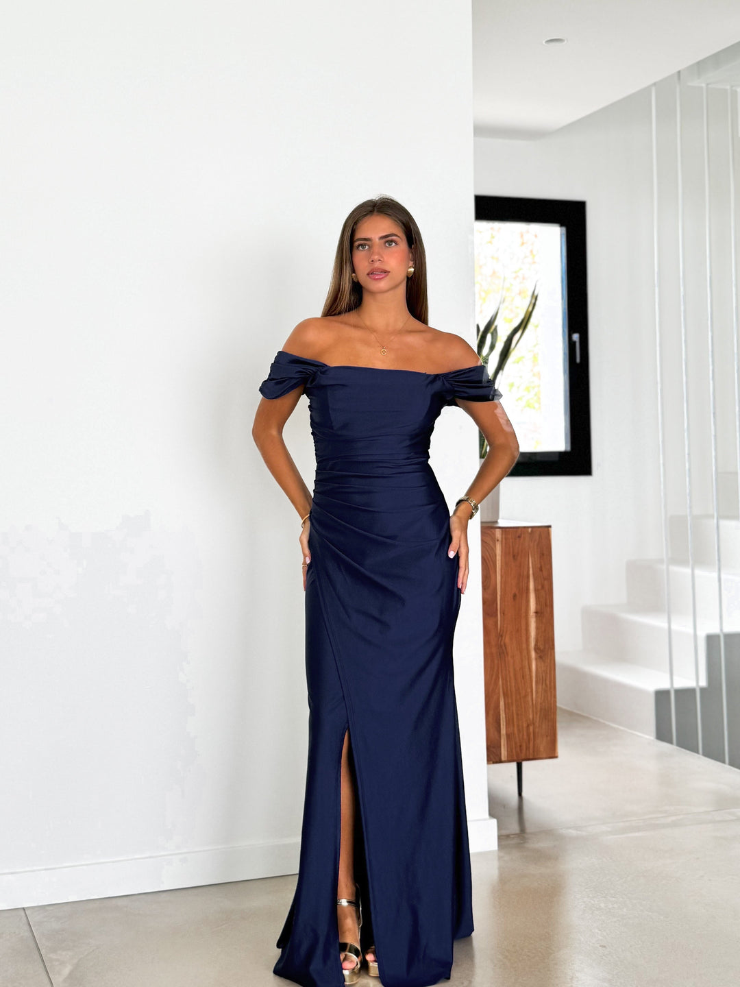 Vestido de mujer estilo sirena en color marino, con mangas y ajuste elegante. Perfecto para eventos formales.