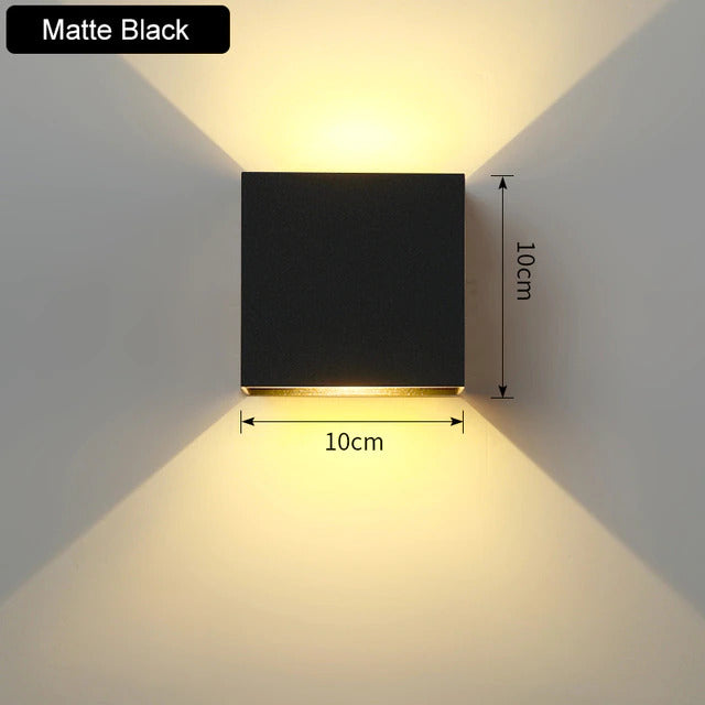 Luminaria LED de pared para crear ambiente. Diseño moderno con opción de luz cálida perfecta para interiores acogedores.