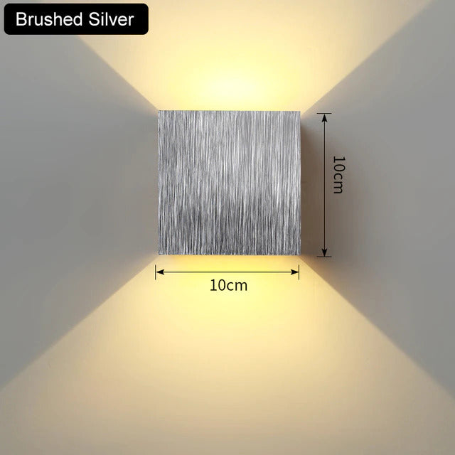 Foco de pared LED de diseño nórdico. Luminaria moderna que ofrece iluminación eficiente con luz cálida o fría para interiores.