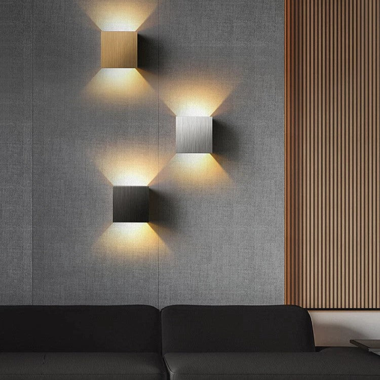 Moderna lámpara de pared LED. Iluminación minimalista para el hogar con opciones de luz cálida o luz fría ajustable.
