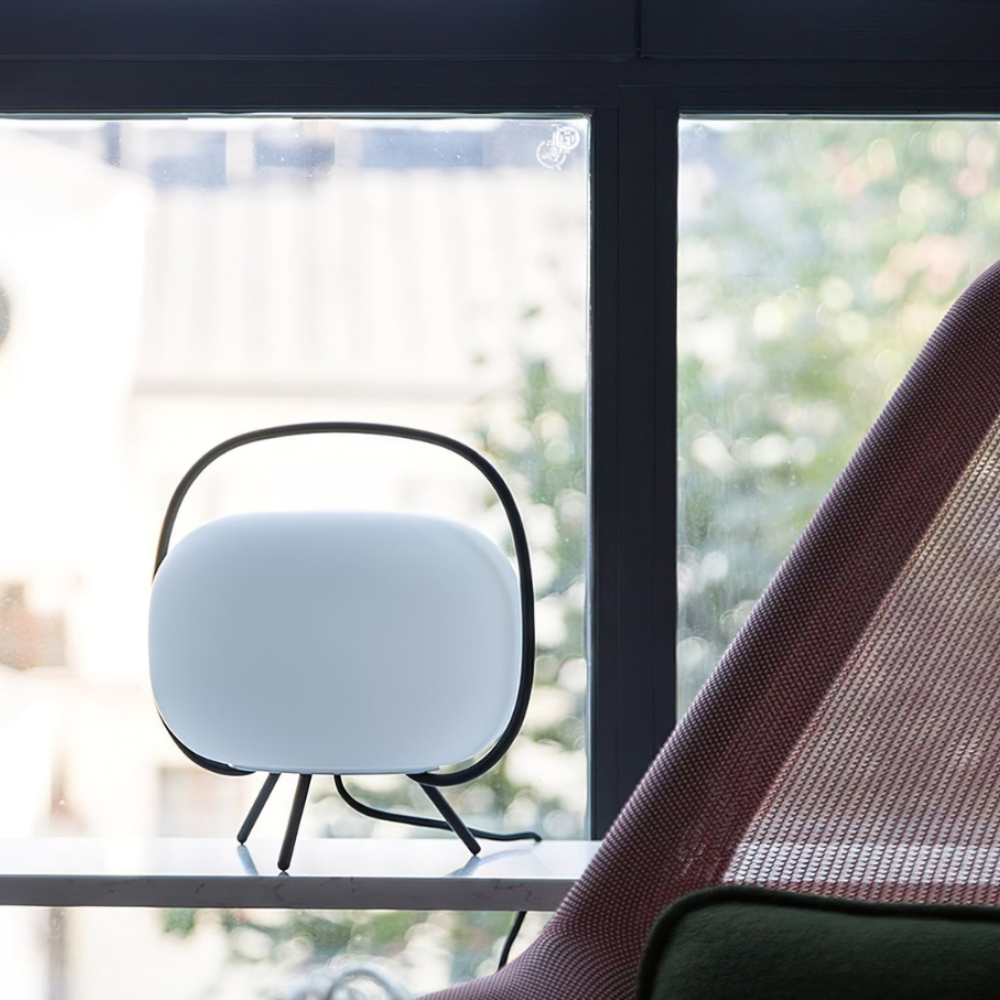 Iluminación ambiental con lámpara de mesa de diseño minimalista y decoración moderna.