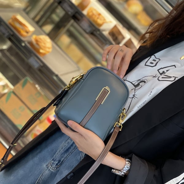 Accesorio de moda femenina: mini bolso bandolera FLORA para estilo casual.