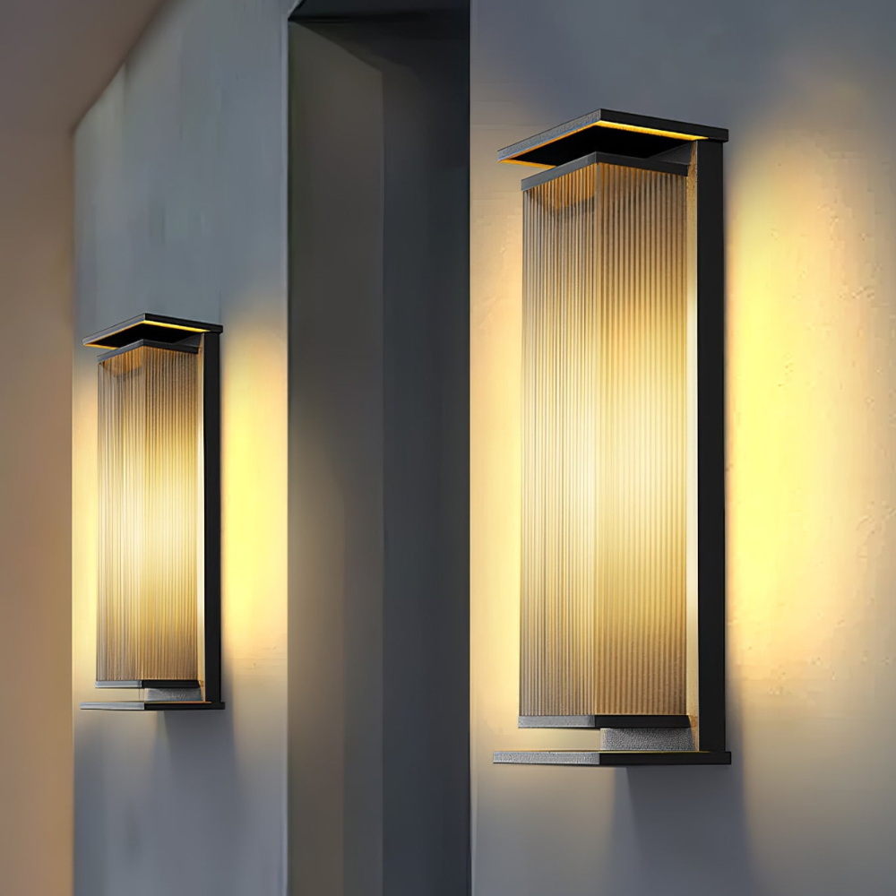 Aplique LED negro impermeable, luz de pared para un patio contemporáneo.