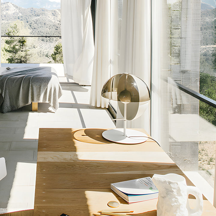 Iluminación de diseño: Lámpara de mesa esférica negra con pantalla ahumada de cristal. Perfecta para luz ambiental.