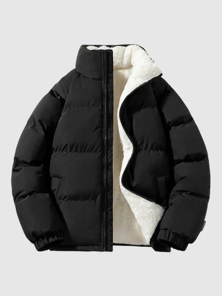 Detalle de textura acolchada y cierre en chaqueta puffer para hombre. Calidez y estilo.