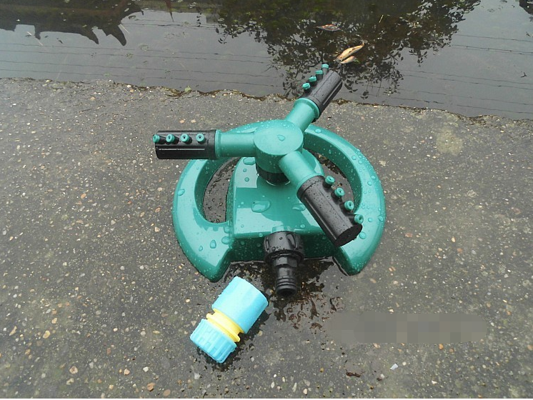 Aspersor automático de césped 360°, ofrece riego sin esfuerzo y cobertura completa para su jardín.