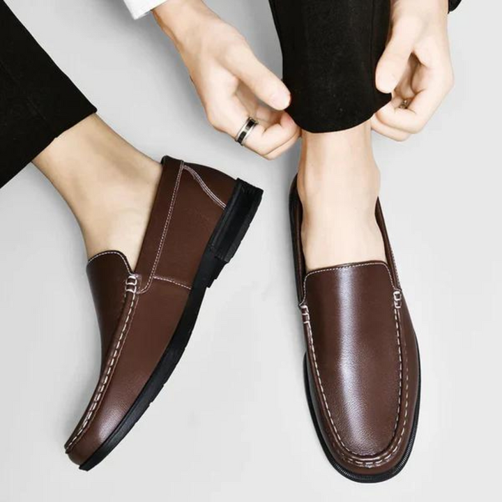 Calzado de confort: mocasines de piel para hombre, con un diseño clásico.