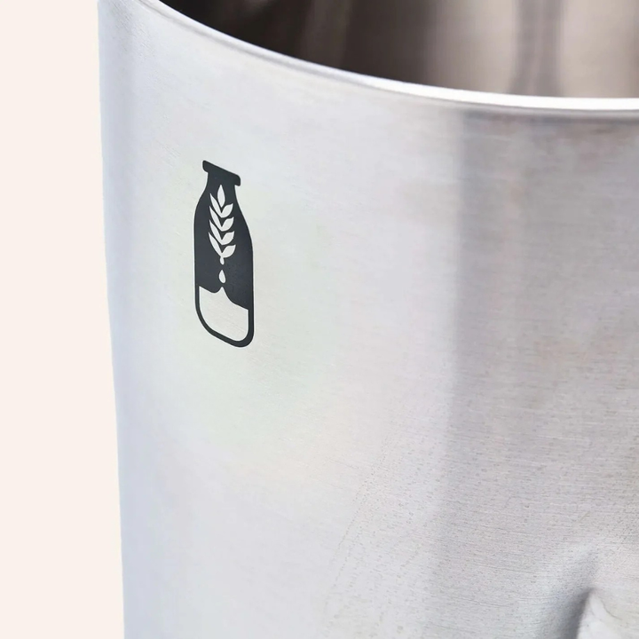 Diseño compacto de máquina automática de bebidas vegetales. Electrodoméstico esencial para cocina moderna.