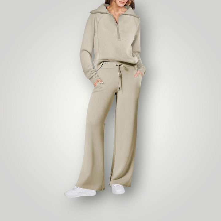 Elegante conjunto loungewear de mujer en color neutro con suéter y jogger, ropa de casa versátil.