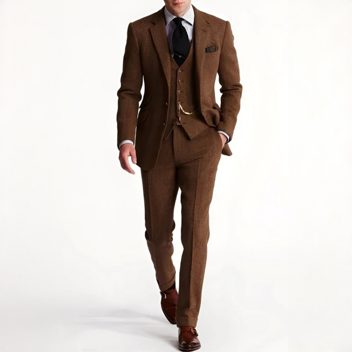 Detalle de tejido premium en traje de tres piezas para hombre. Ropa formal masculina con excelente caída.