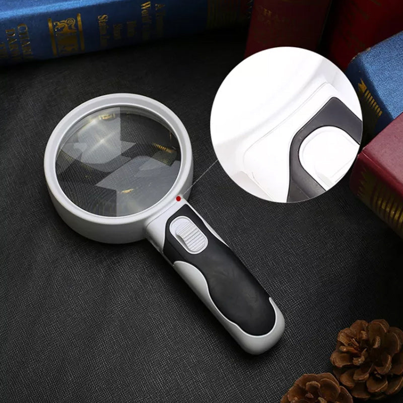Lupa de lectura 20X con luz LED brillante, ideal para adultos mayores con visión reducida.