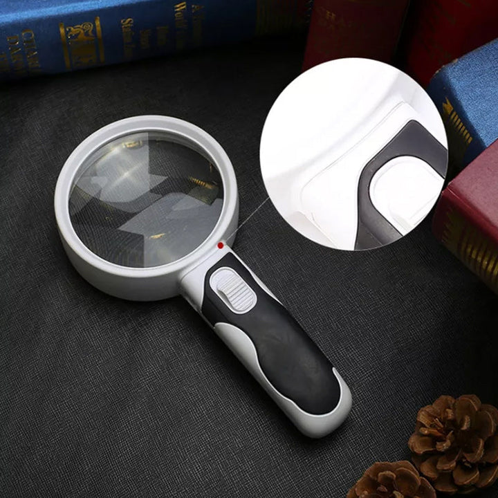 Lupa de lectura 20X con luz LED brillante, ideal para adultos mayores con visión reducida.