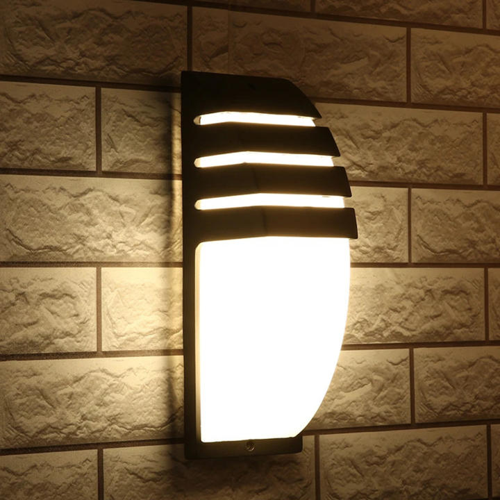 Iluminación de patio LED, aplique moderno con sensor para ambiente.
