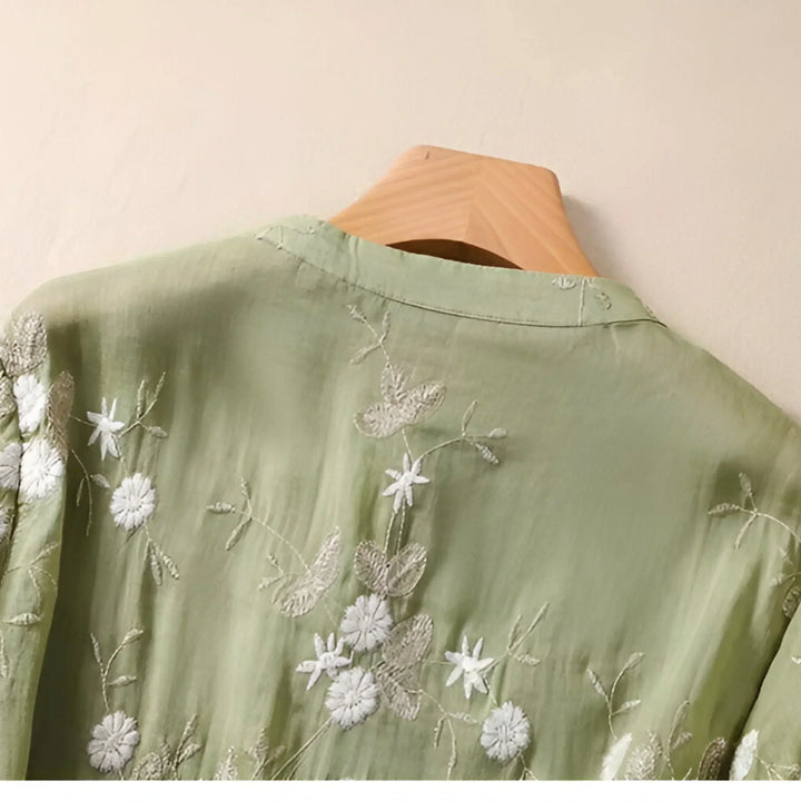 Moderna blusa de mujer Giovanna. Algodón floral ligero, ideal para outfits elegantes y casuales de verano.