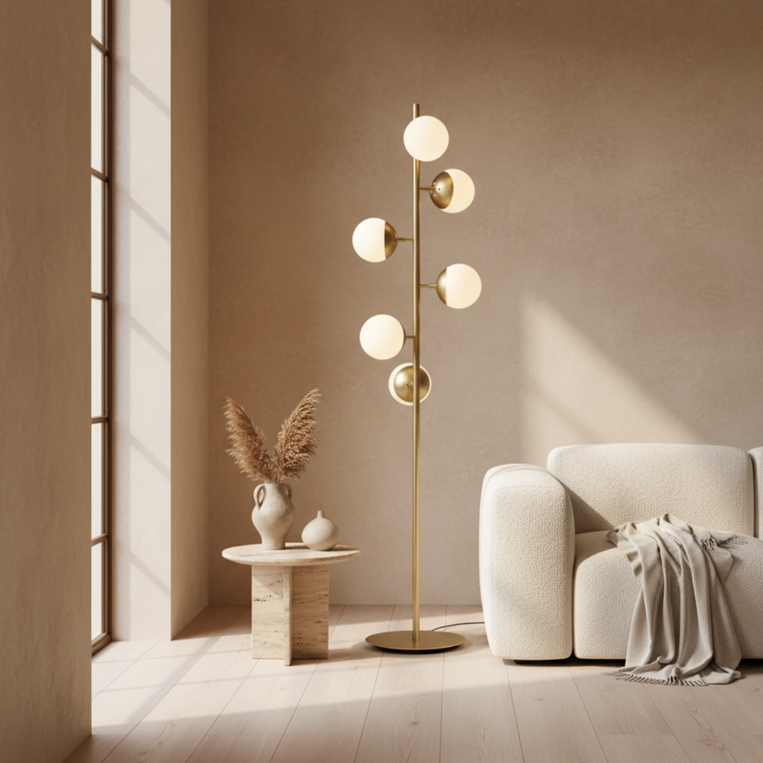 Iluminación moderna dorada, lámpara decorativa de pie para un ambiente acogedor en casa.