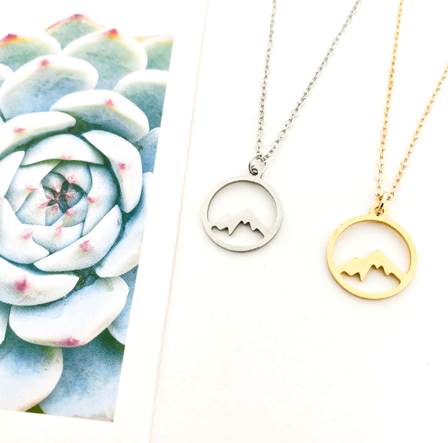 Elegante collar de montaña en tono dorado, para mujeres con espíritu explorador.