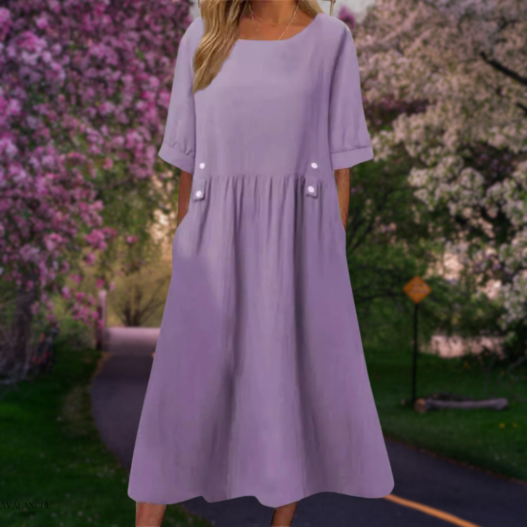 Mujer luciendo vestido midi fluido y ligero de poliéster, ideal para paseos de verano y comodidad.