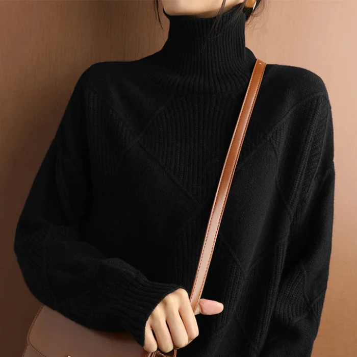 Detalle del tejido de punto grueso del suéter de cuello alto para mujer. Ropa de invierno de calidad.