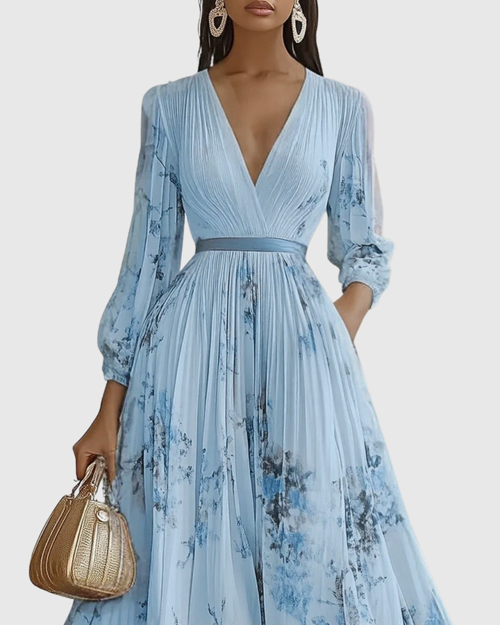 Vestido largo plisado de mujer, con caída fluida y tejido elegante, ideal para invitadas de boda o fiestas.