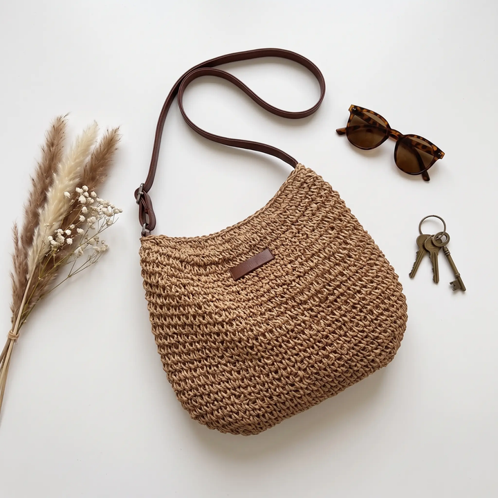 Bolso de mujer estilo bandolera bohemio. Accesorio de moda casual, perfecto para el verano.