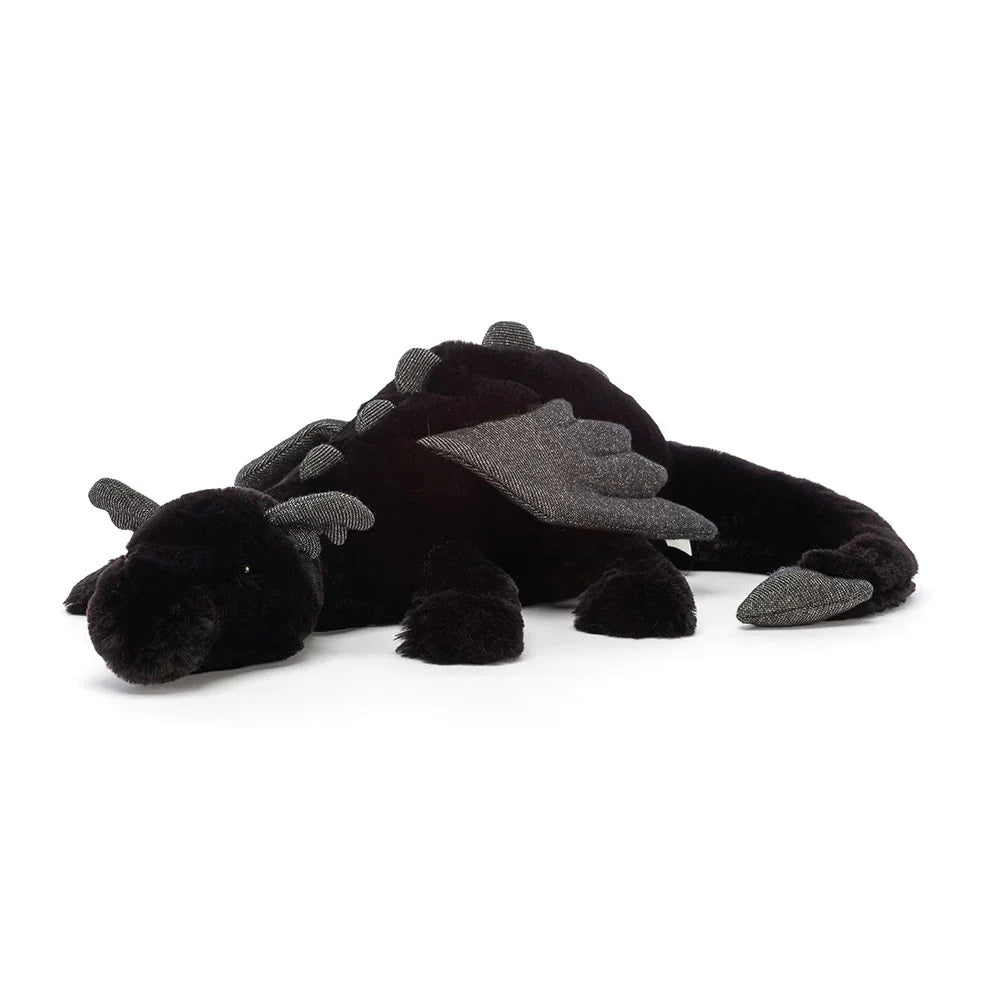 Niño feliz abrazando un peluche de dragón suave y tierno, su nuevo juguete de fantasía.