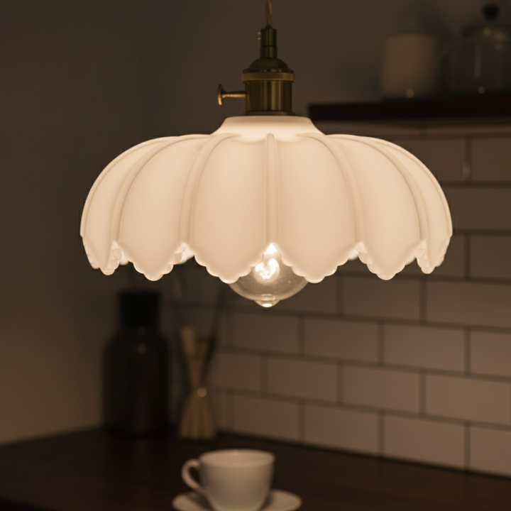 Lámpara de techo floral de vidrio y latón. Diseño retro para ambientes de cocina y comedor.