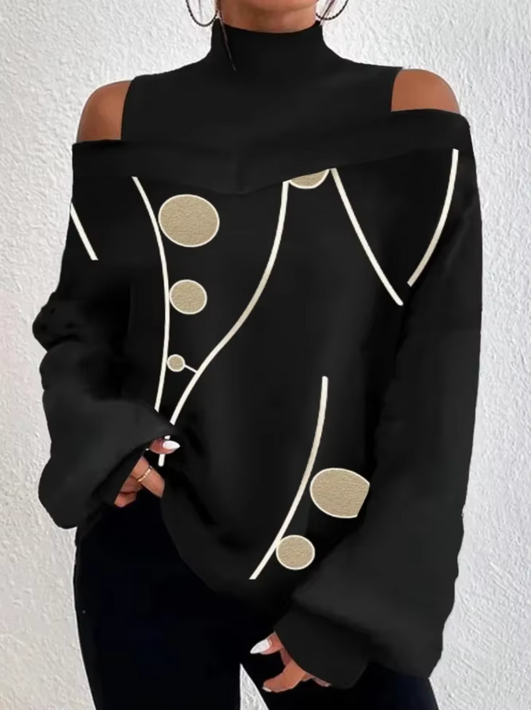 Ropa femenina: blusa off-shoulder con cuello alto y manga larga. Prenda ajustada, ideal para cualquier ocasión.