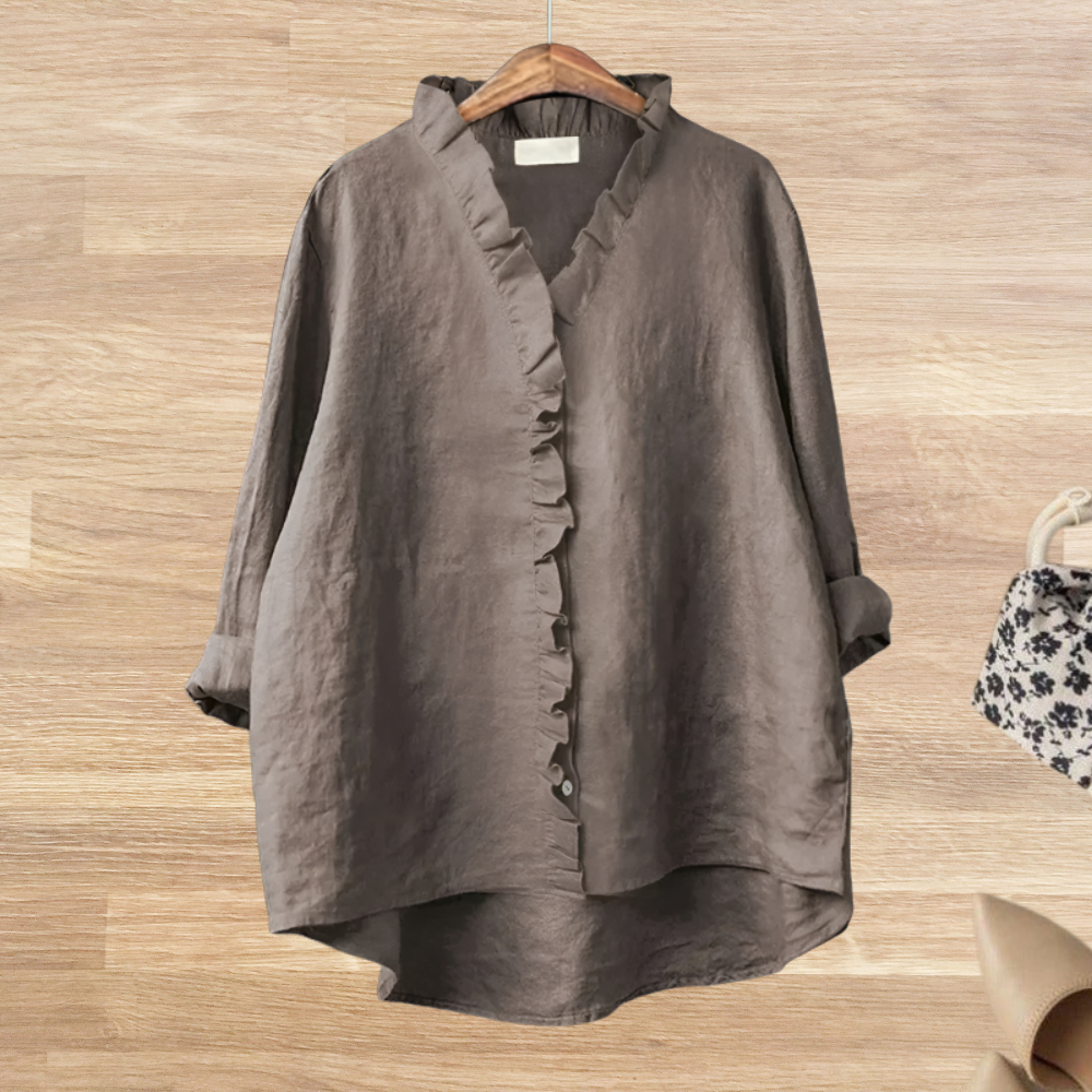 Blusa fluida y cómoda de mujer con volantes. Estilo versátil, ideal como ropa femenina elegante o casual.