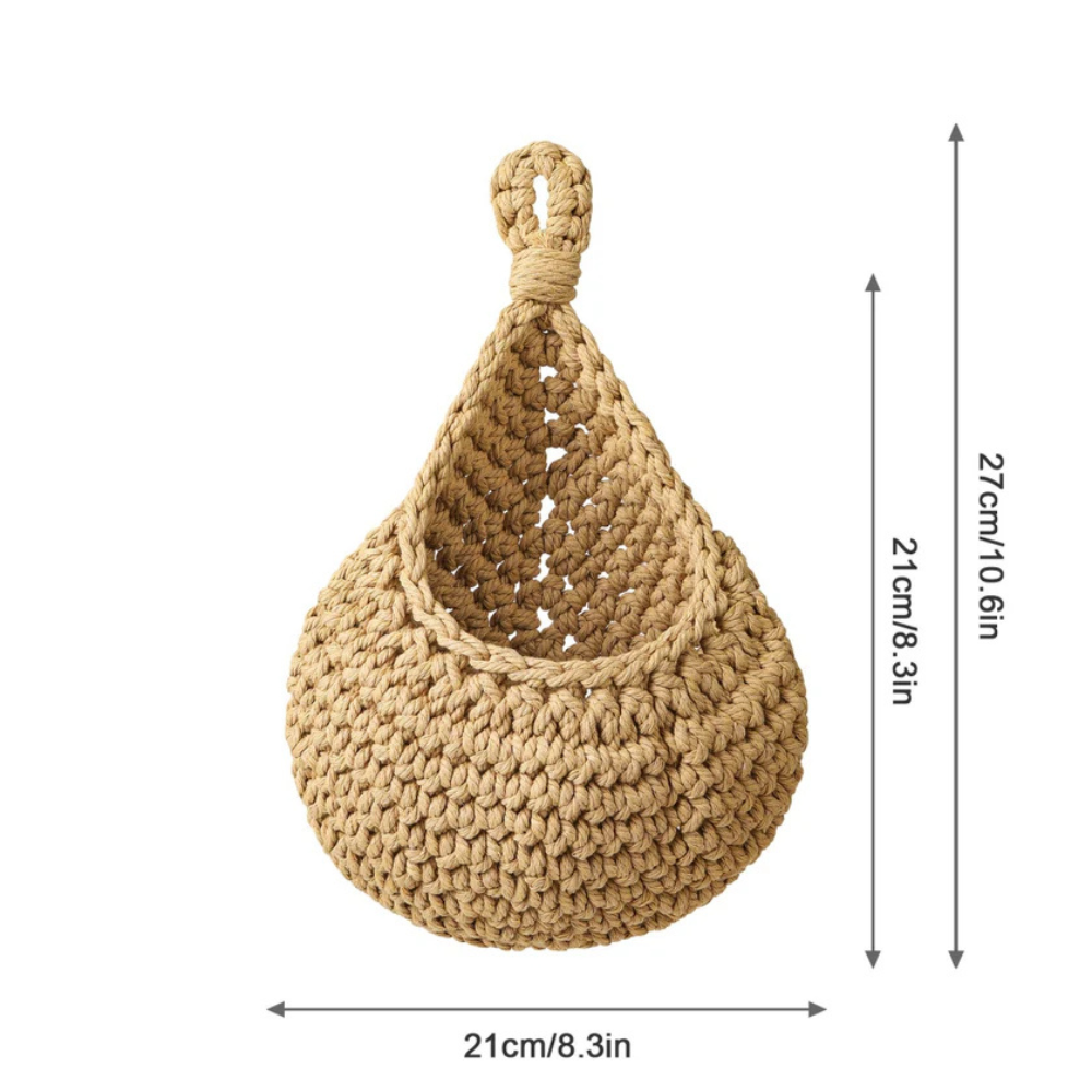 Cesta de almacenamiento colgante de yute, perfecta para organizar artículos de despensa en la cocina.