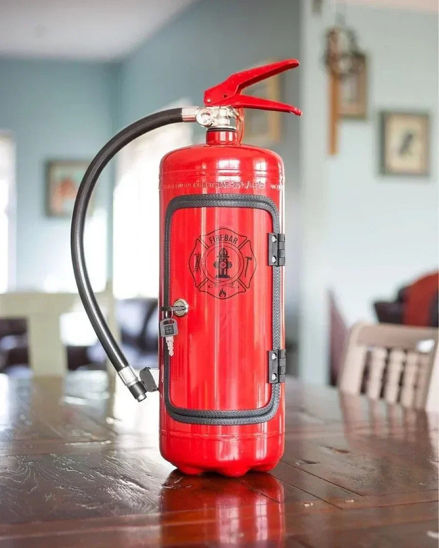 Minibar oculto con diseño de extintor rojo, elegante almacenamiento de bebidas para bar y oficina.