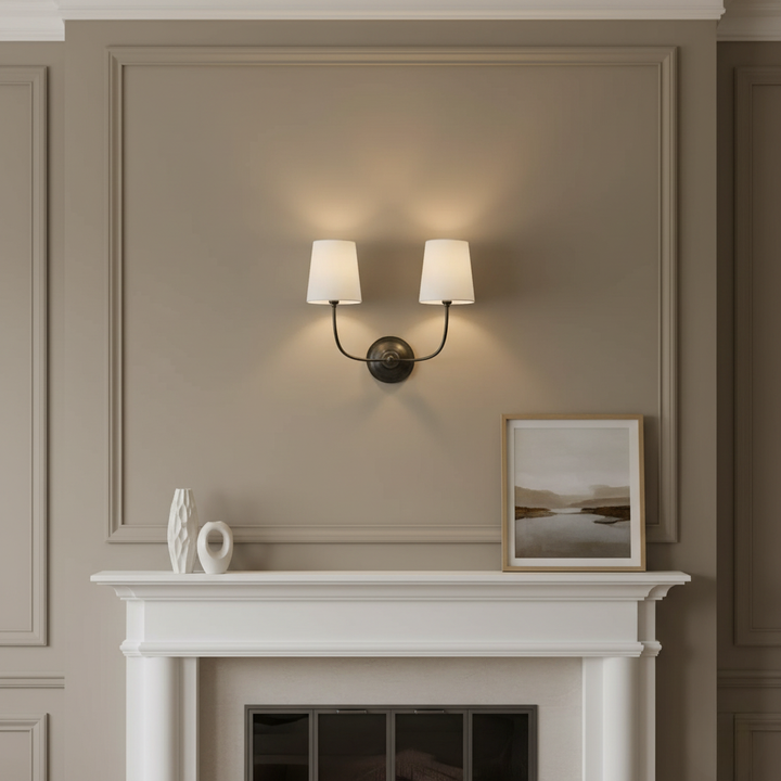 Aplique de pared doble con brazos curvos, crea iluminación ambiental cálida. Decoración hogar moderno.