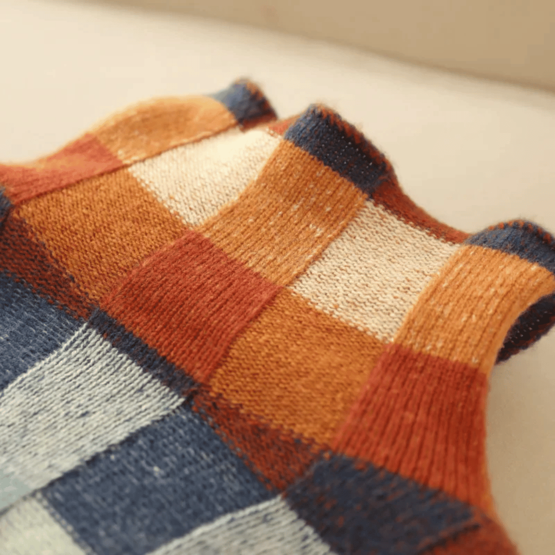 Jersey suave de mujer con estampado de cuadros y cuello alto, ideal para looks de moda otoño invierno.