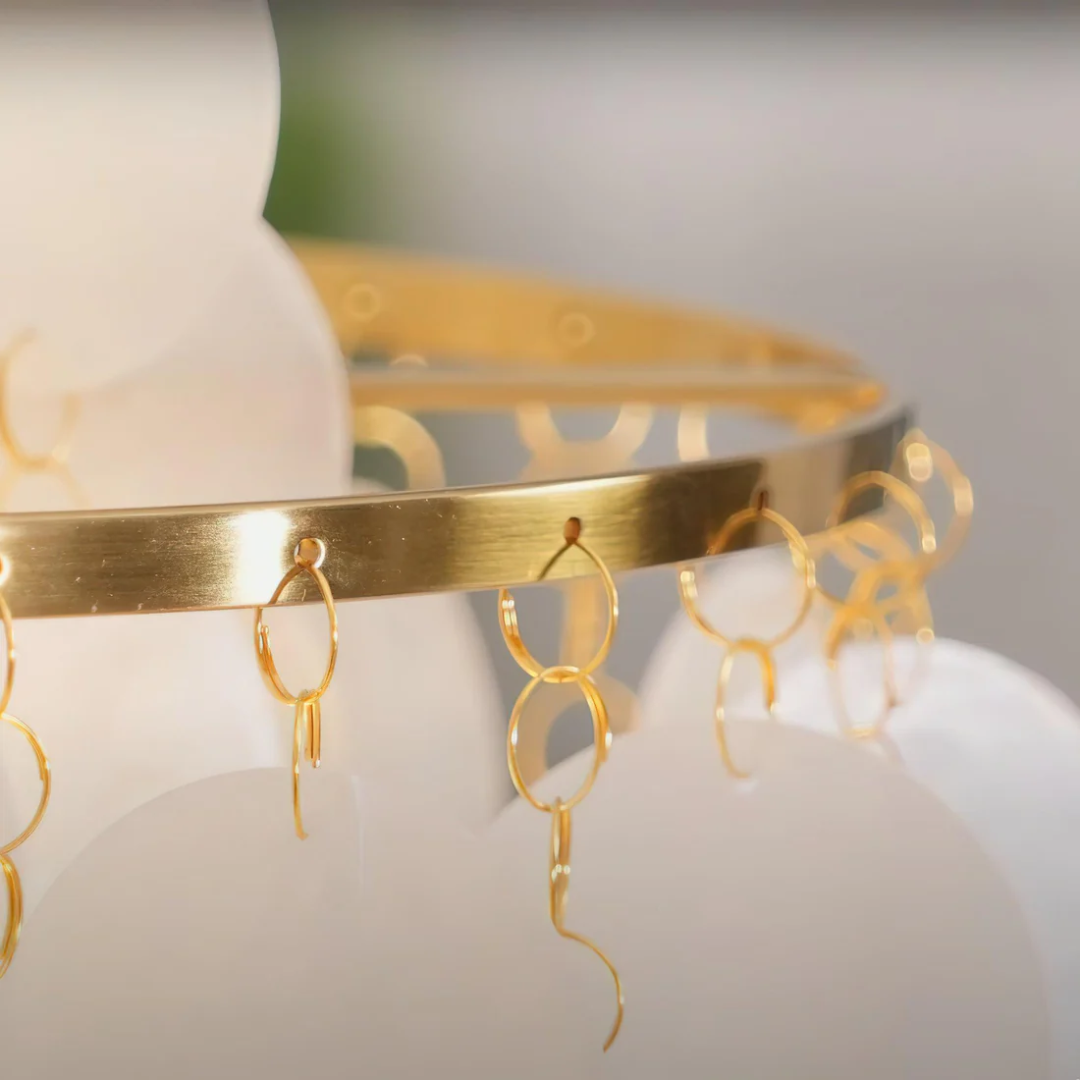 Ilumina tu espacio con una lámpara colgante vintage de concha, ideal para un ambiente relajante.