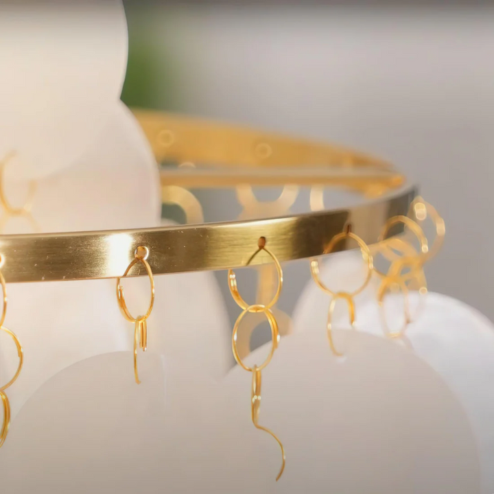 Ilumina tu espacio con una lámpara colgante vintage de concha, ideal para un ambiente relajante.
