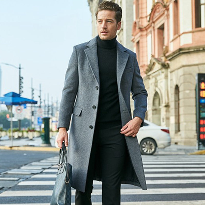 Abrigo largo de invierno para hombre, cálido y confortable, diseño clásico que aporta elegancia atemporal.